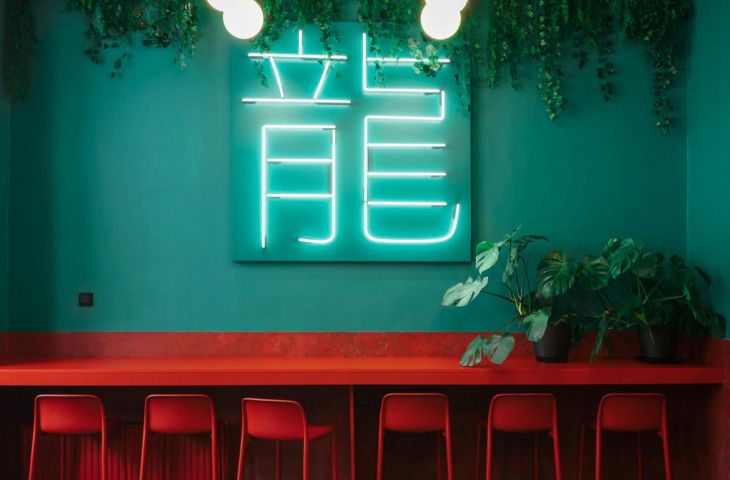 Instagramowa restauracja z neonowym napisem - zdjęcie: Restauracja Dragon Box