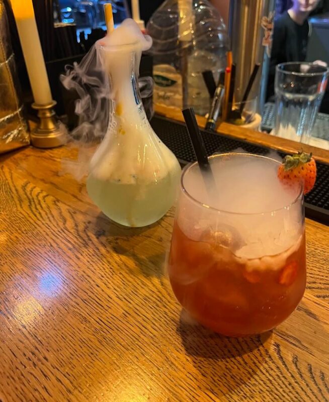 Tematyczne napoje - zdjęcie: Pub Pod Trzema Miotłami!