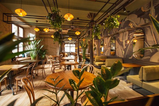 Restauracja z przyciągającym wzrok wystrojem - zdjęcie Woosabi Wrocław